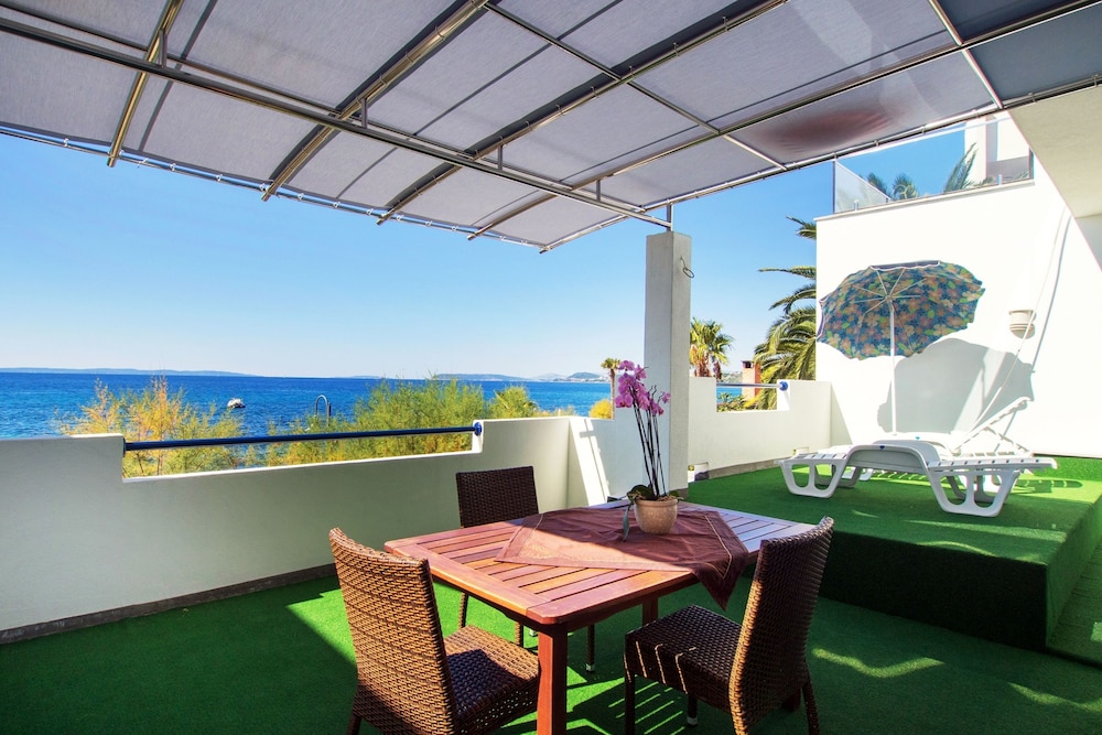 Beachfront Villa Mediteran