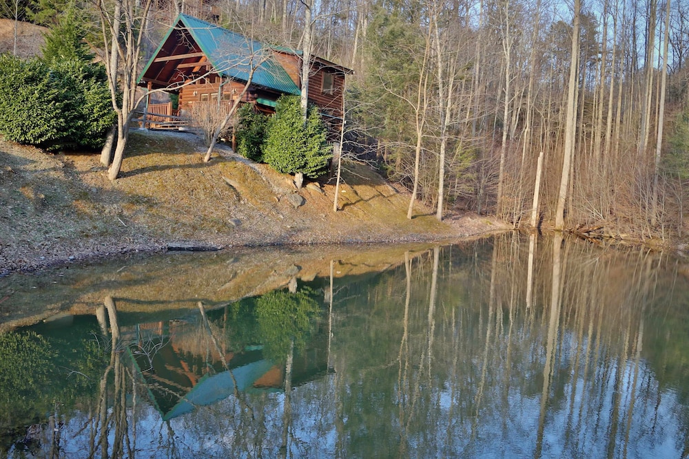 Hugs n Kisses - One Bedroom Cabin view 3