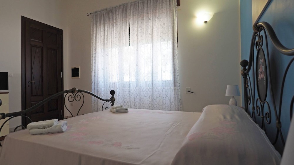 Villetta Nonno Seba Sleeps 4 Just a few Metres From the sea