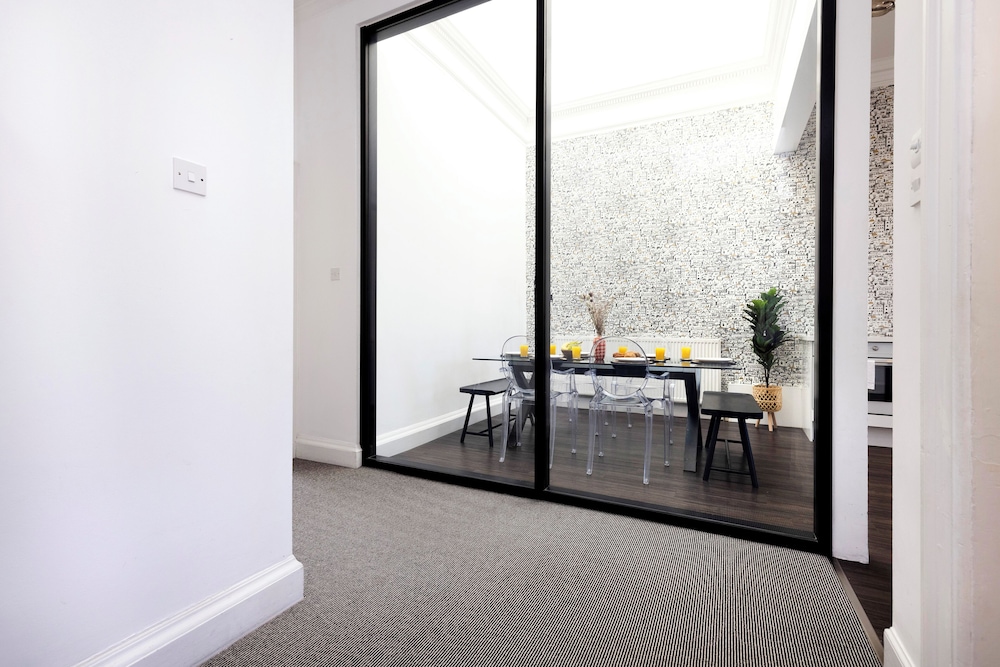 Delightful 3-bed Flat with Parking