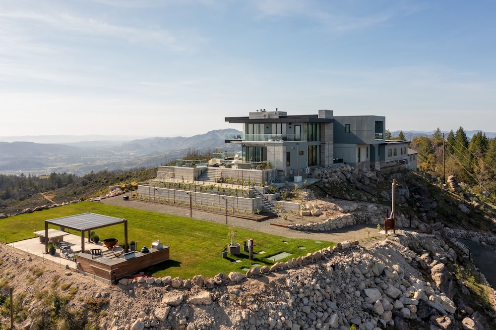 Belleza by Avantstay Hilltop Mansion w Pool Panoramic Views Ultra Modern Interior view 3