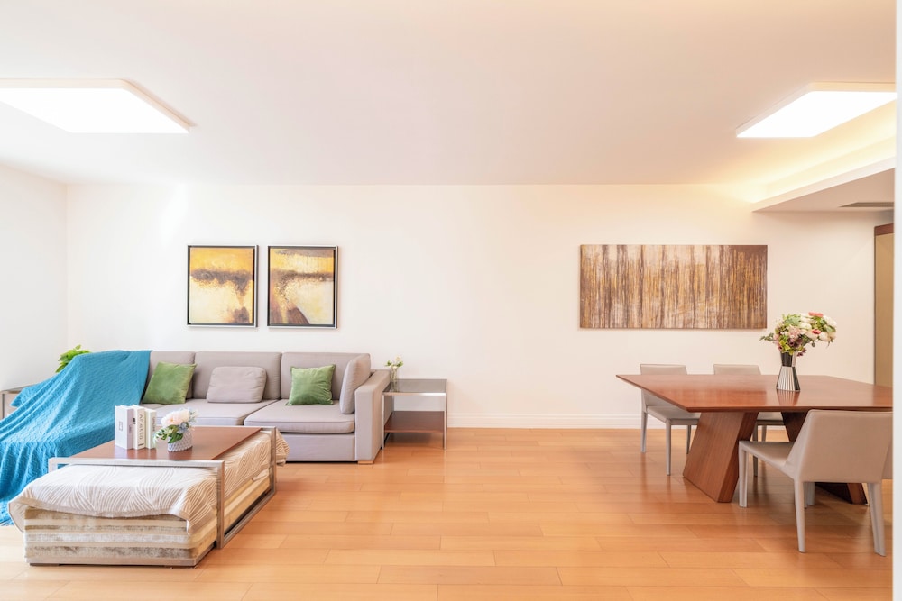 Tyms Luxury 2BR 1BA Apt Xujiahui Shops