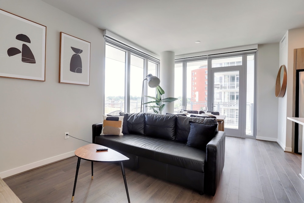 Clarendon Apt Near Subway