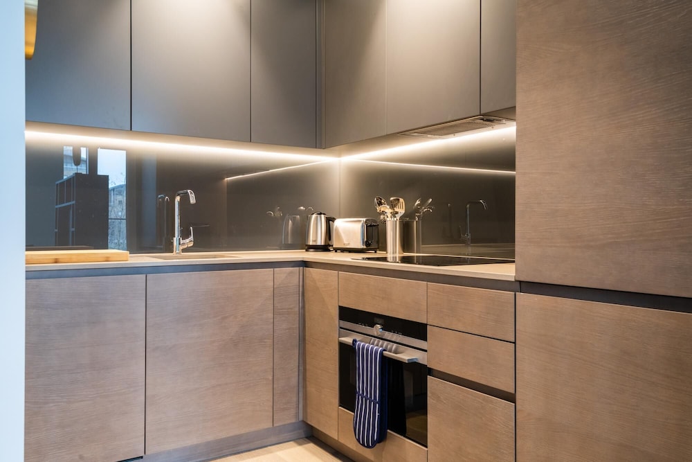 Stylish Studio Apartment With River Views in London s Bustling Docklands view 5