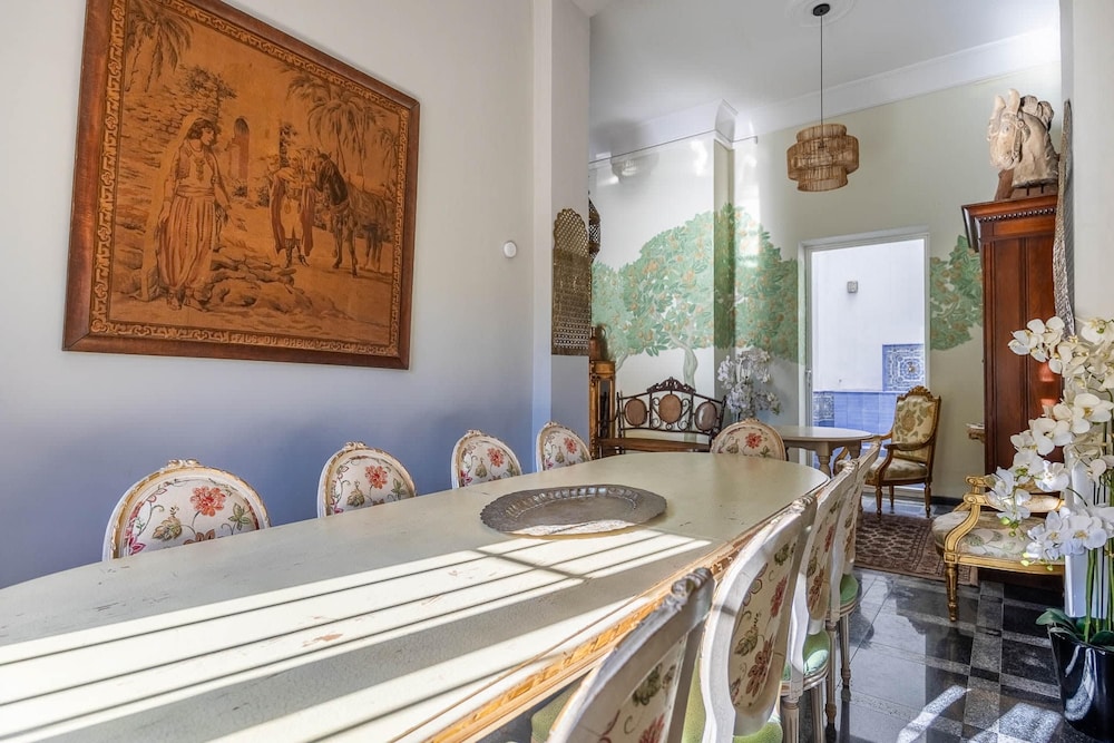 Cheerful 6 Bedroom House in Seville With Terraces