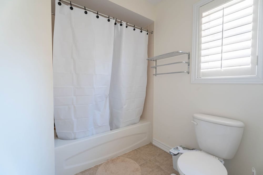 Stylish 4BR Oasis Peaceful Mississauga Location