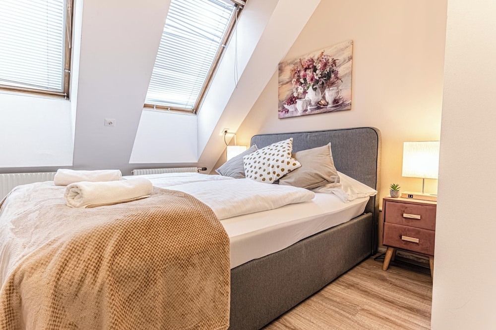 Stunning 12BR Floor For 24 People