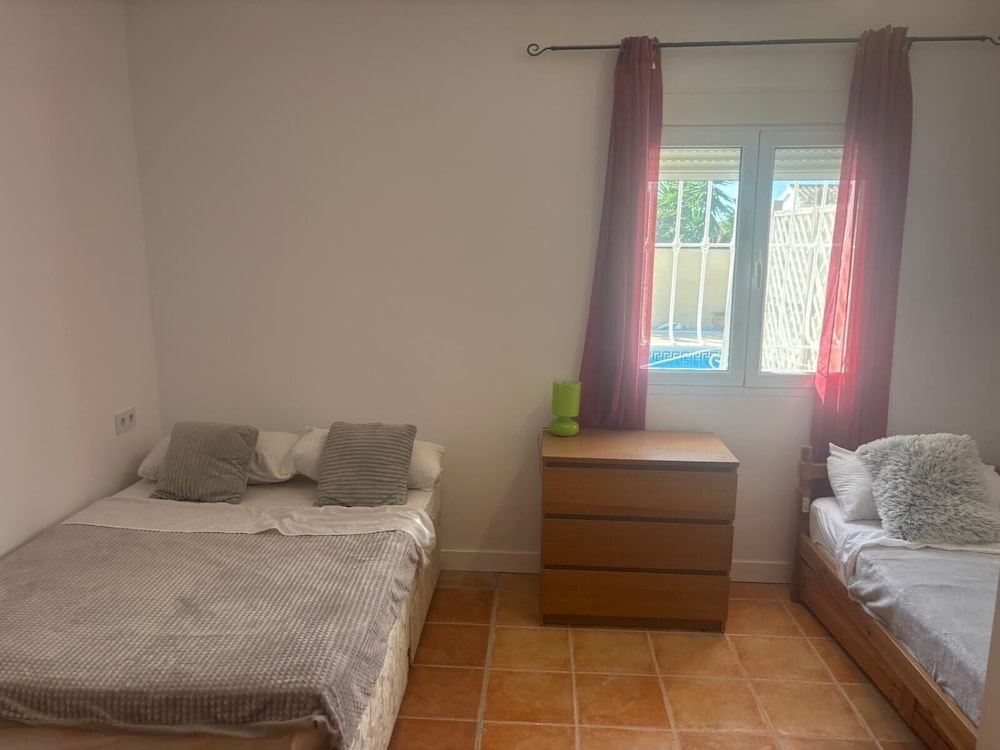 Casa Bueno Sunset Villa - Sleeps 7, Pool & Aircon