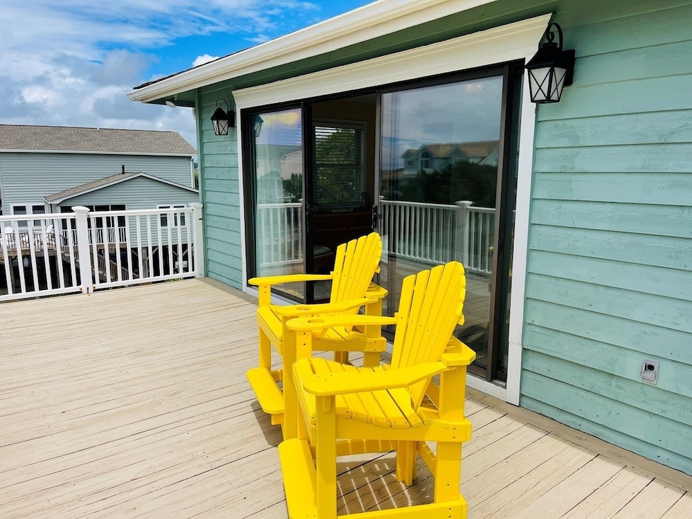 Fore Shore West- 4 Bedroom Home by RedAwning