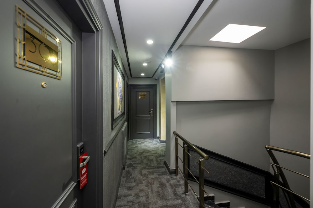 California Otel - Image 43