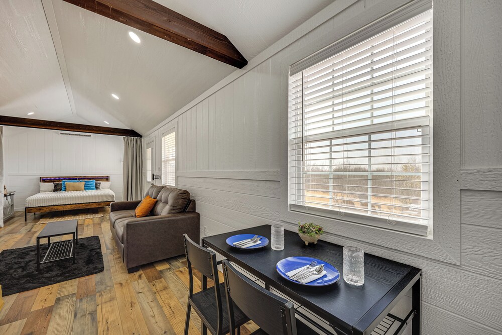 Hike, Hunt & Fish: Pet-friendly Studio in Dilley!