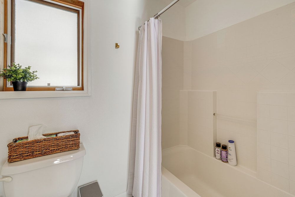 Oceanside Escape w/ Stunning Views: Walk to Beach!