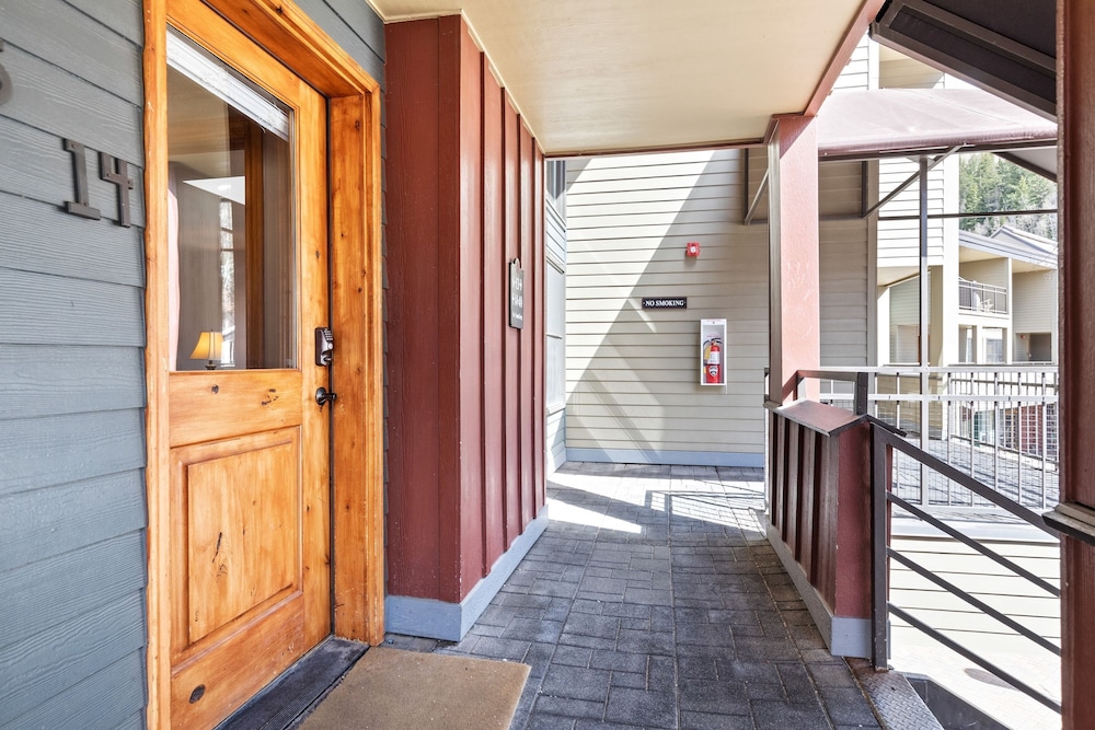 Cimarron Lodge 14 by Avantstay Ski-in Ski-out Property in Complex w Two Hot Tubs Permit 3601