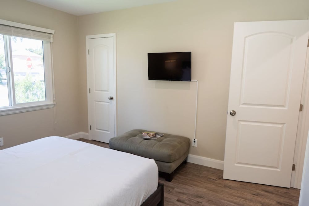 Remodeled 3BR House w Hot Tub Fenced Yard p58