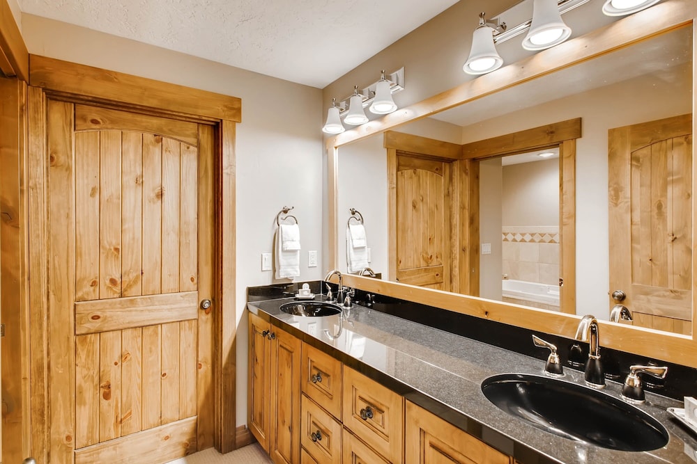 Town Pointe C304 3 Bedroom Condo by RedAwning view 4