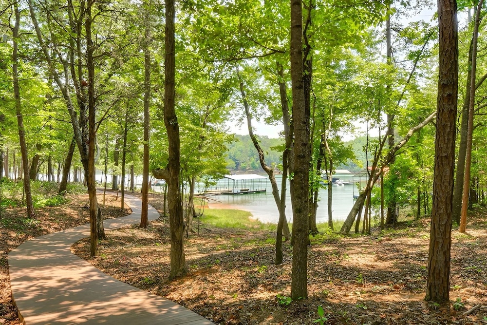 Boat Dock + Lake Hartwell Access: Family Getaway!