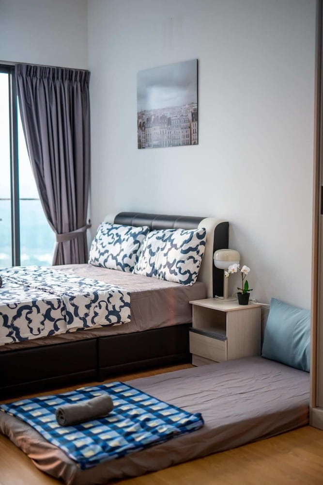 Chic 3BR in Danga Bay With Water Views & Parking