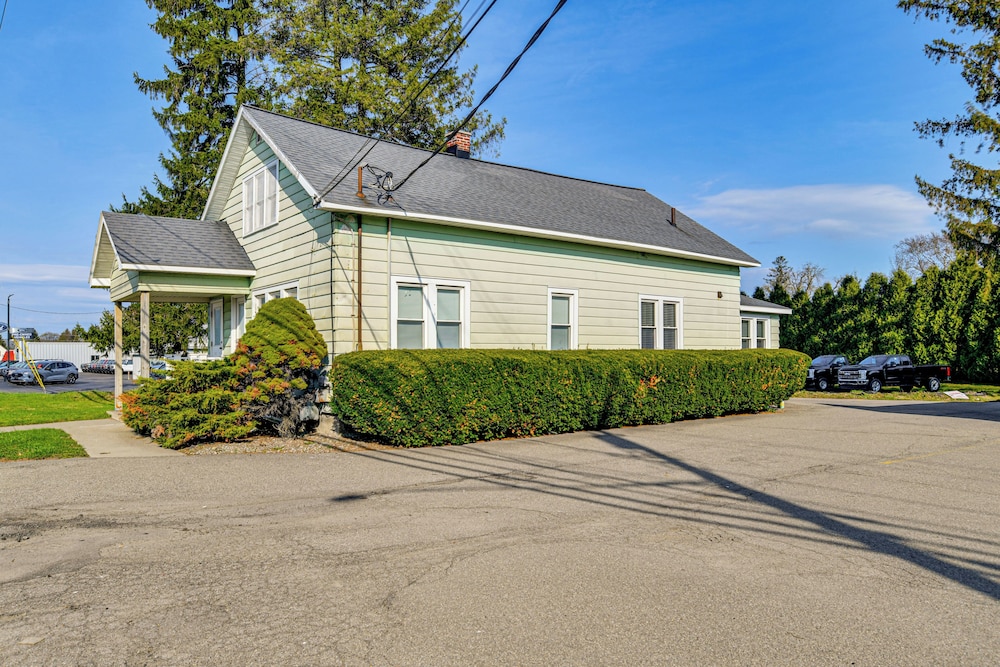 < 2 Mi to Suny Cortland: Unit w/ Private Parking