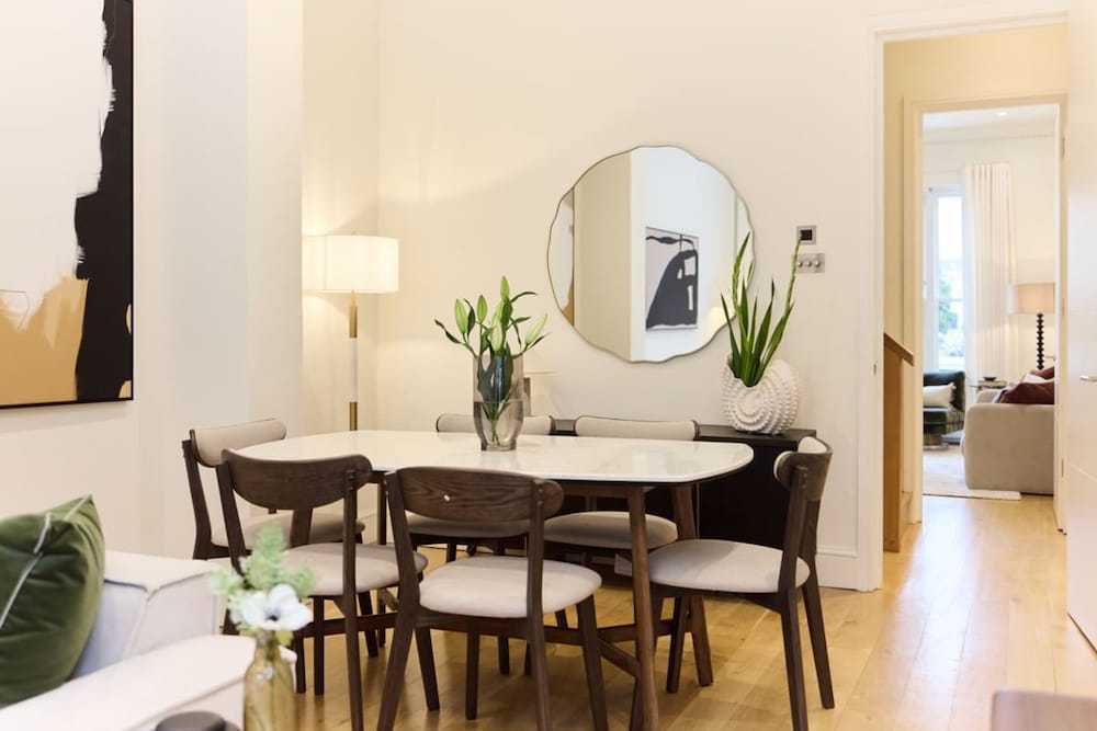 The Kensington Palace Hideout - Homely 5bdr House With Patio and Balcony