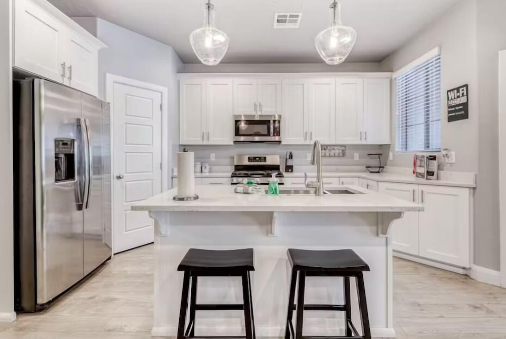 The Modern Villa - Pet Friendly 3 Bedroom Townhouse