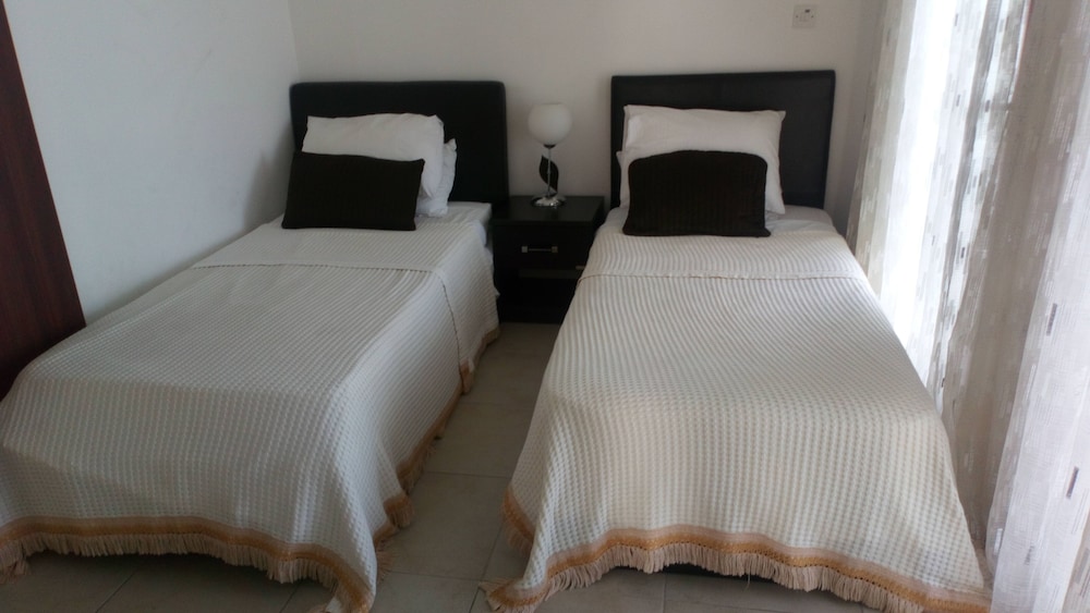 Sea Cliff Villa, 4 Beds, Sleeps 2- 8, Free Wifi, view 5