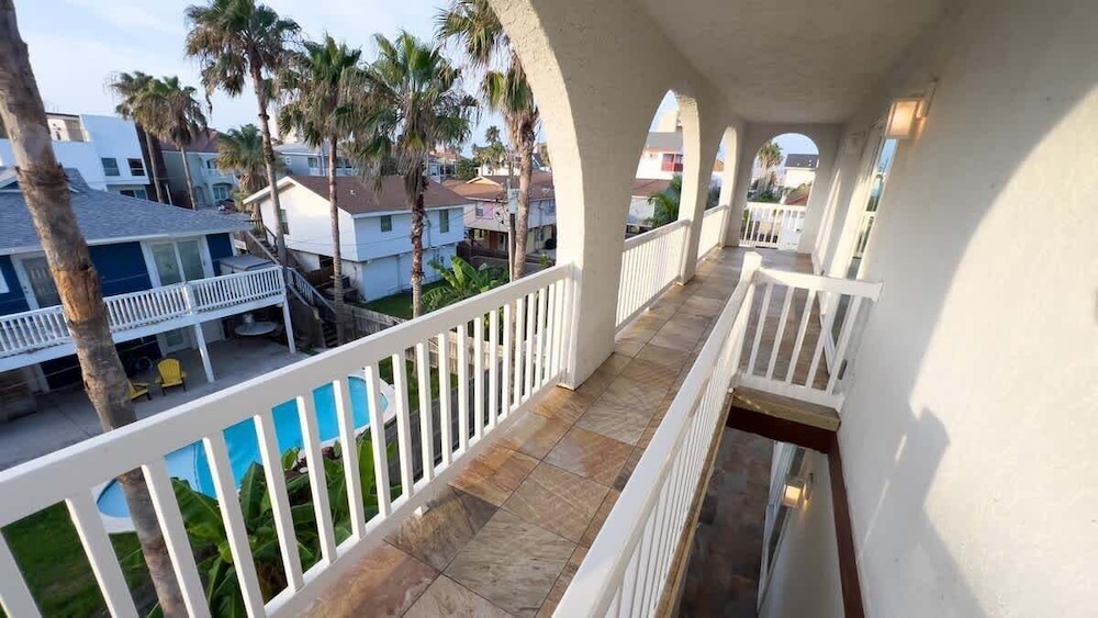 Fun Retro Island Vibe Sleeps 17 Beach 1 Block 4 Bedroom Home