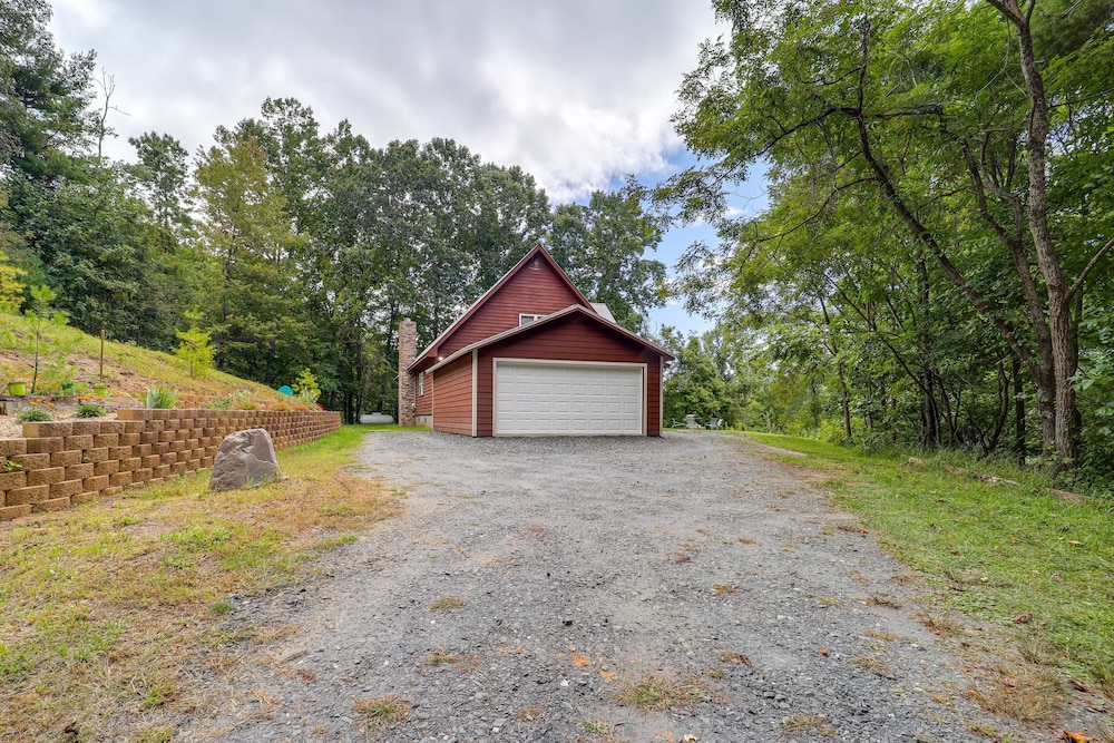 Bakersville Retreat w/ Deck, Fire Pit & Grill! view 2