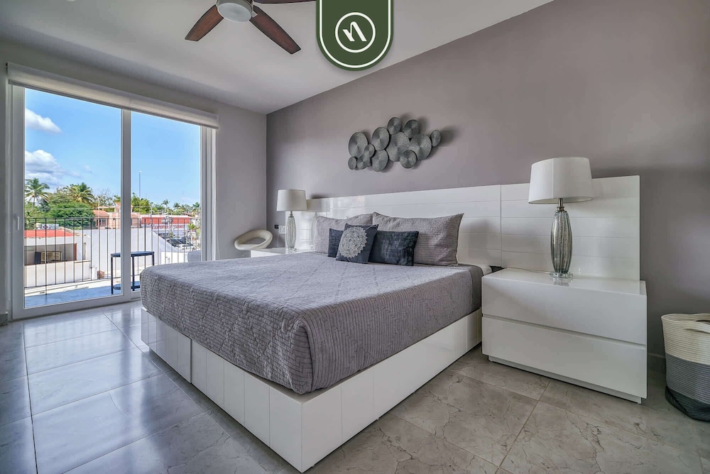 Centric 2BR Condo- Balcony - Rooftop Pool