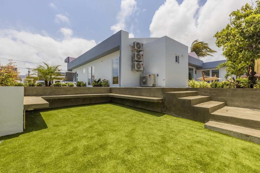 Luxurious Oasis Mins to Beach King Beds Pool