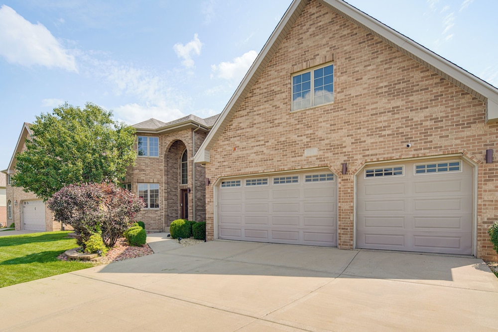 Game Room & Deck: Family Home in Chicago Area!