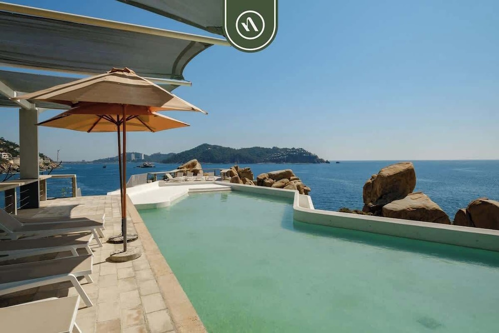 Amazing 3 BR Penthouse With Beachclub