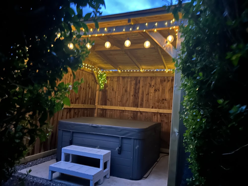 Fernlea Luxury Shepherds Hut - Sleeps 2 & Hot Tub