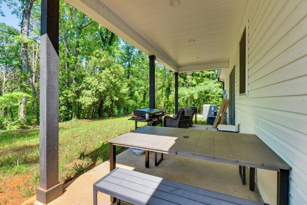 1 Mi to Lake Hartwell: Updated Retreat w/ Patio!
