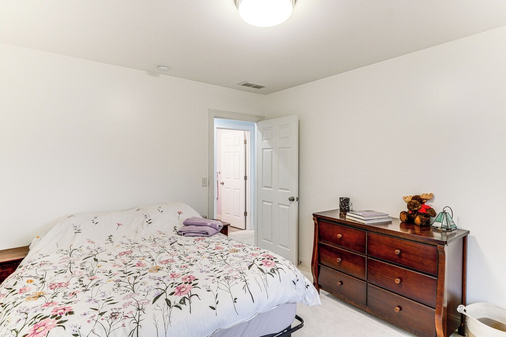 1 Mi to Dtwn Newburgh: Quiet Home w/ Yard!