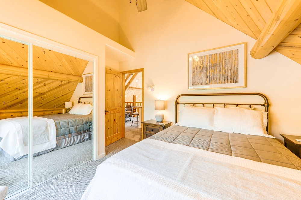 Mountain Cabin w/ Hot Tub: 4 Mi to Shaver Lake! view 4