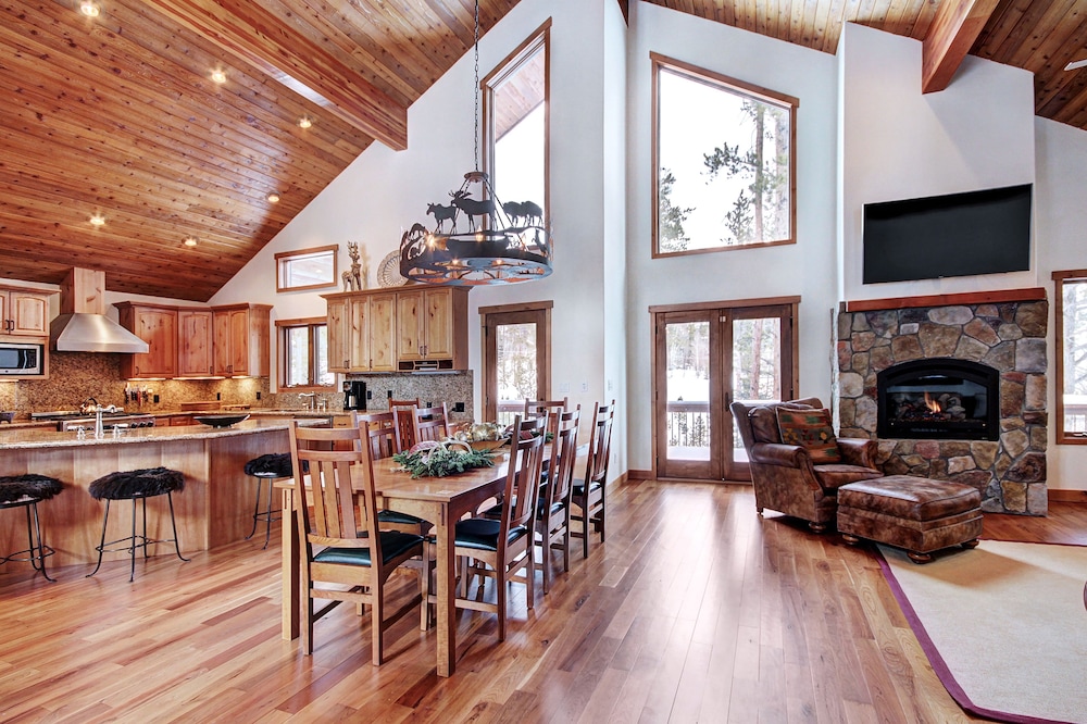 Pine Needle Lodge 5 Bedroom Home by RedAwning