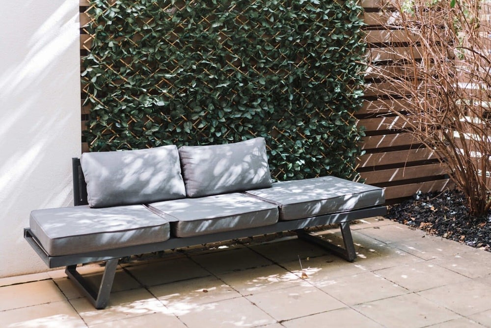 Comfy 1-bed With Spacious Courtyard & Parking