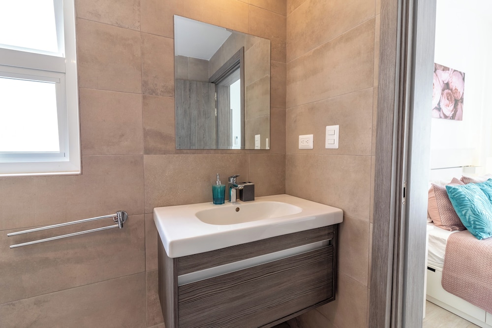 Modern 2BR Apartment - Paseo del Mar