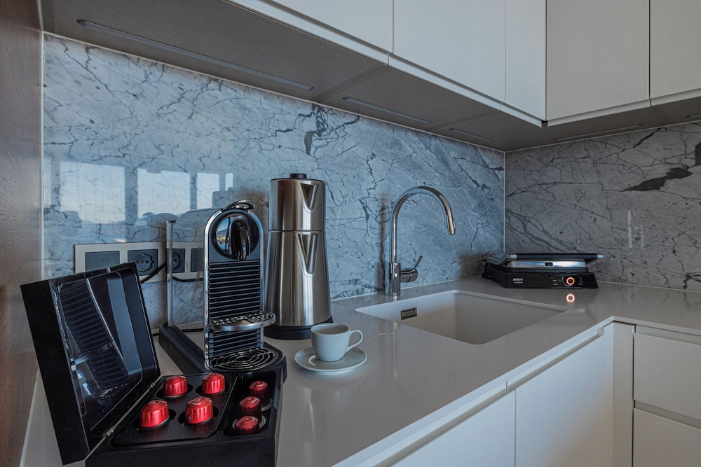 1-Bedroom Seafront Flat with Hotel Amenities