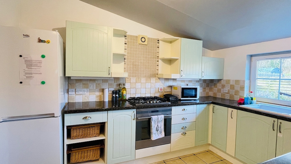 Traditional Highland Cottage Near Loch Ness-sleeps 6