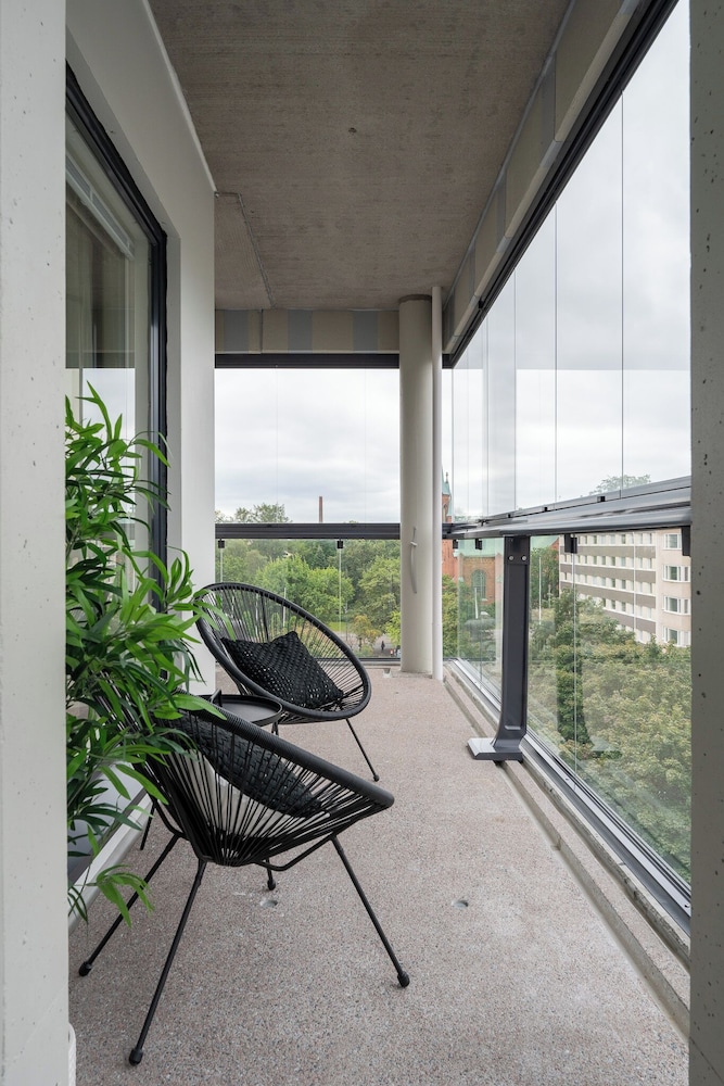 Modern 2BR Apartment with Sauna & Large Balcony