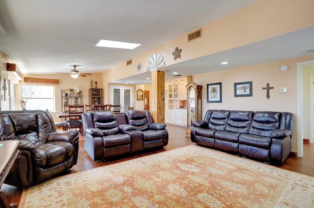 On-site River Access: Fishing Retreat in Granbury!