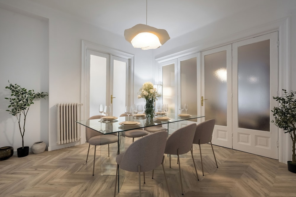 Refined & Spacious 3-Bedroom Flat Near Cismigiu, Balcony with Boulevard Views