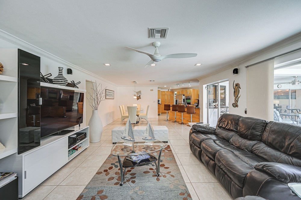 Outdoor Oasis: Marco Island Home Near Beaches