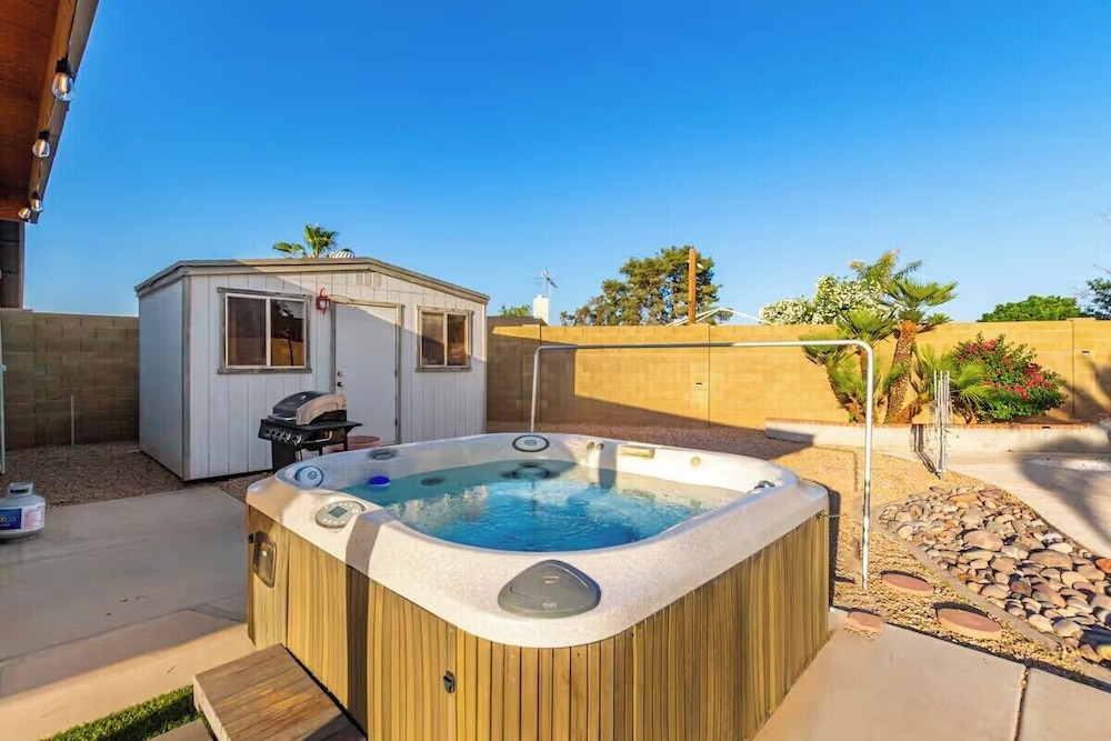 Chandler oasis with pool & hot tub