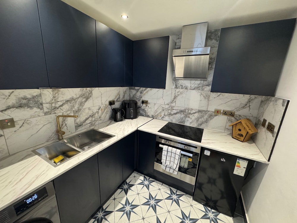Gloucester - Apartment - Sleeps 2 - Parking - 97ws