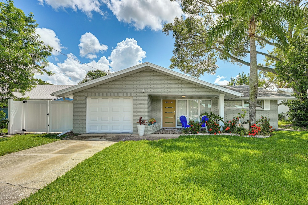 Swim, Fish & Relax: Port Richey Gem w/ Yard!