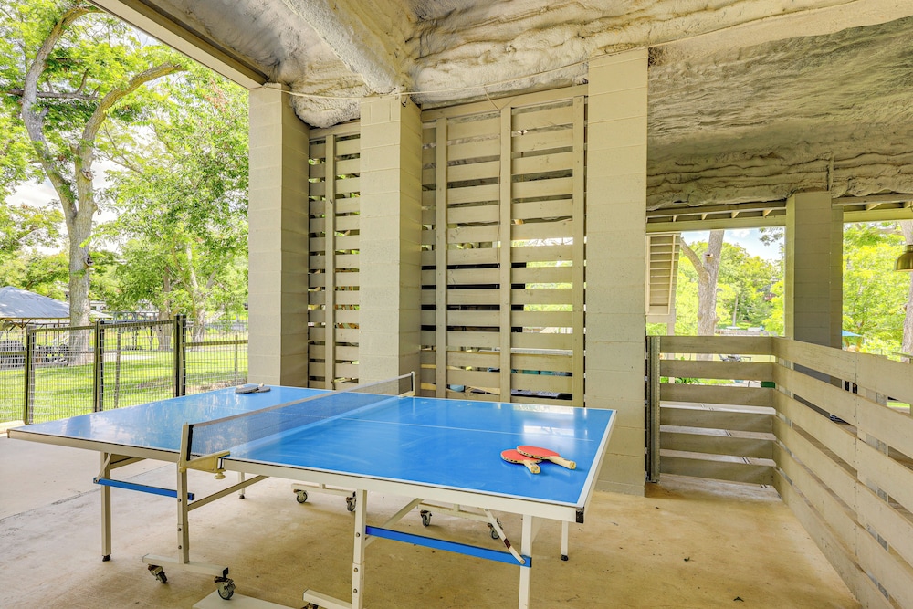 Mod on the Guad Home w/ Lake Mcqueeney Views!