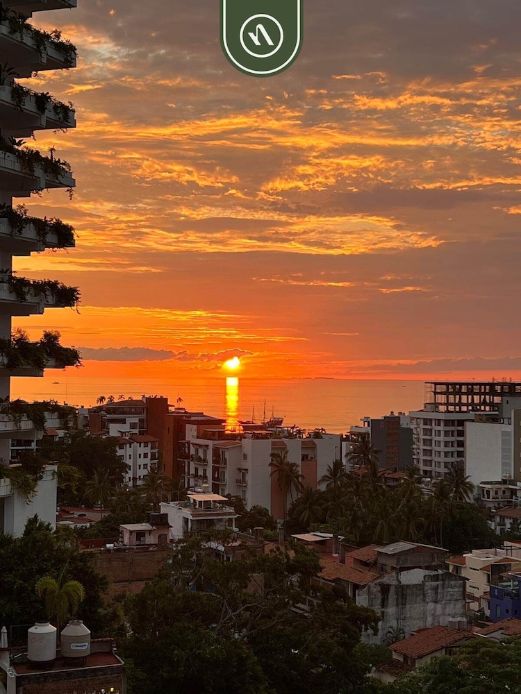 Stunning 2 BR Condo - Oceanview Terrace - Downtown
