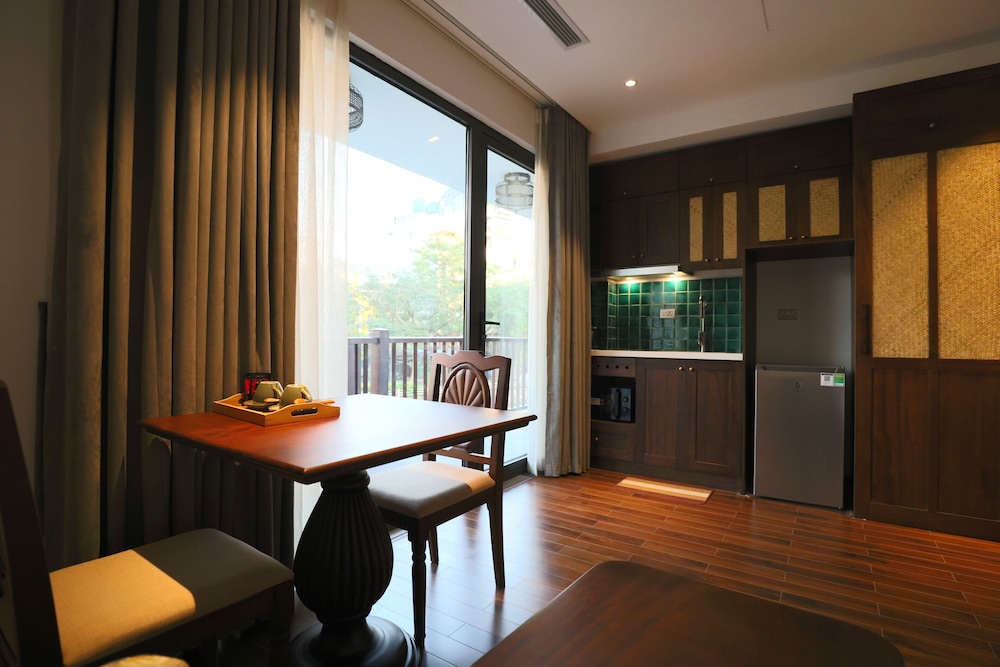 Maison Nha Truc Bach Lake